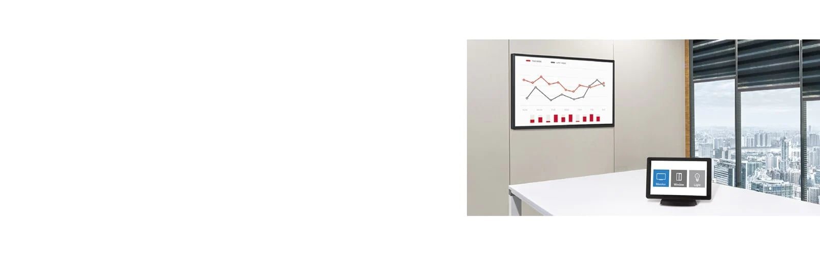 صورة توضح لافتة SM5J مثبتة بغرفة الاجتماعات وأحد أنظمة التحكم في الصوت والصورة التي تساعد المستخدمين على التحكم في سلسلة SM5J .