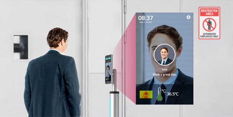 يتم التحقق من الهوية من خلال LG Thermal Sensing Terminal حتى يتمكن الموظف من الدخول إلى المنطقة المحظورة وتعرفه الشاشة المُكبرة كعضو في الشركة وتسمح له بالدخول.