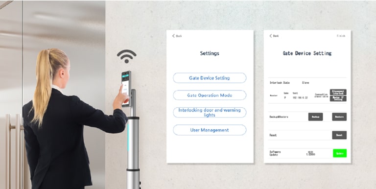 امرأة تلمس شاشة جهاز LG Thermal Sensing Terminal، وتقوم بتحديث البرنامج بسهولة باستخدام شبكة Wi-Fi.