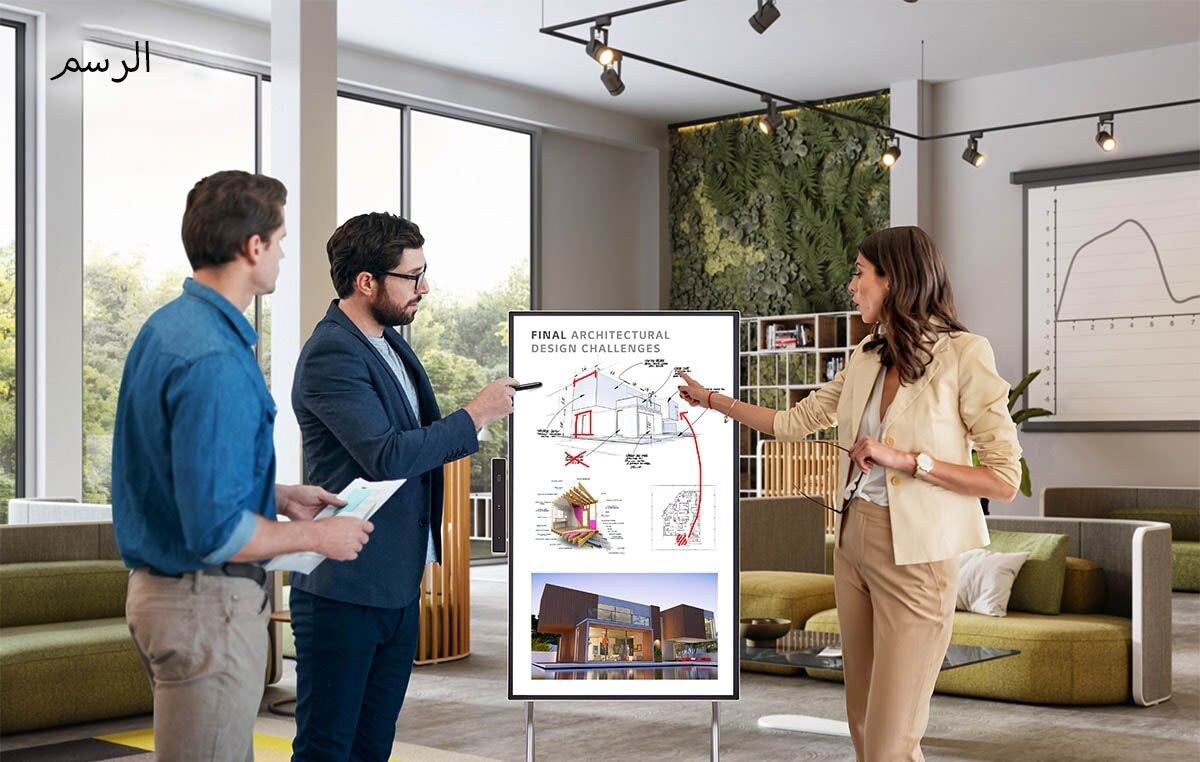 يناقش العديد من الأشخاص أفكارهم ويشاركونها باستخدام LG One:Quick Flex. يقوم شخص بتدوين الملاحظات على البيانات المعروضة على شاشة One:Quick Flex باستخدام قلم مخصص يعمل باللمس. تظهر الصورة المُرسلة من شاشة LG One:Quick Flex على هاتف المرأة.