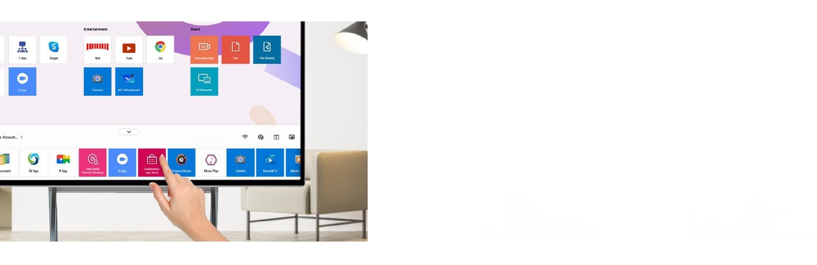 تُظهر الصورة الشاشة الرئيسية لجهاز LG One:Quick Flex والتي تشبه تجربة المستخدم مع شاشة الهواتف المحمولة التي تعمل باللمس.