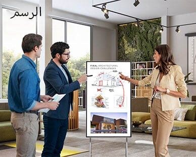 يناقش العديد من الأشخاص أفكارهم ويشاركونها باستخدام LG One:Quick Flex. يقوم شخص بتدوين الملاحظات على البيانات المعروضة على شاشة One:Quick Flex باستخدام قلم مخصص يعمل باللمس. تظهر الصورة المُرسلة من شاشة LG One:Quick Flex على هاتف المرأة.