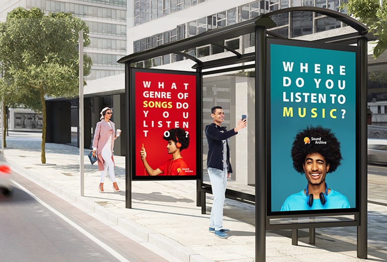 تم تركيب شاشات عرض كبيرة على طرفي محطة الحافلات. يتم عرض الإعلانات على جانبي شاشات العرض، ويشاهد الناس الإعلانات داخل محطة الحافلات وخارجها في نفس الوقت.