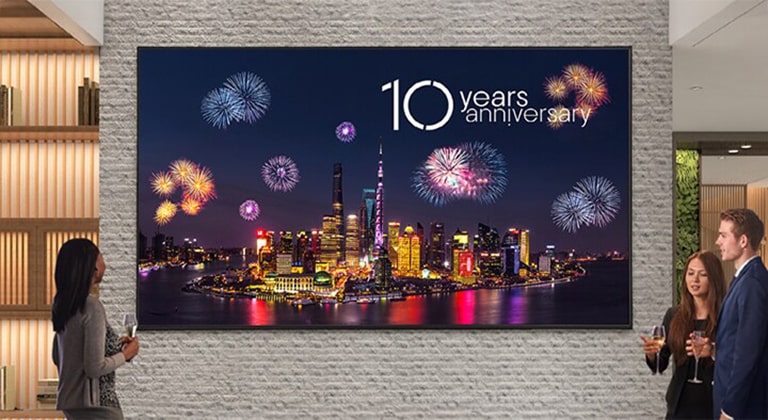 تتميز صالة الشركة بوجود شاشة UH5N-M كبيرة الحجم مثبتة على الحائط. تعرض الشاشة الكبيرة الصور بوضوح، مما يجذب انتباه الناس بسهولة.