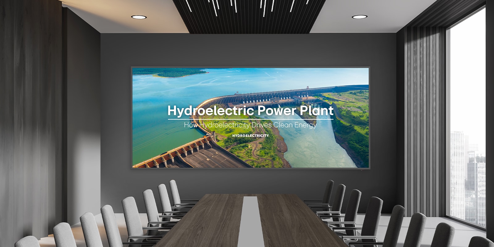 يتم تثبيت شاشة عرض عريضة على جدار قاعة المؤتمرات الفسيحة، ويتم عرض العرض التقديمي بشكل بارز وواضح على الشاشة الكبيرة.