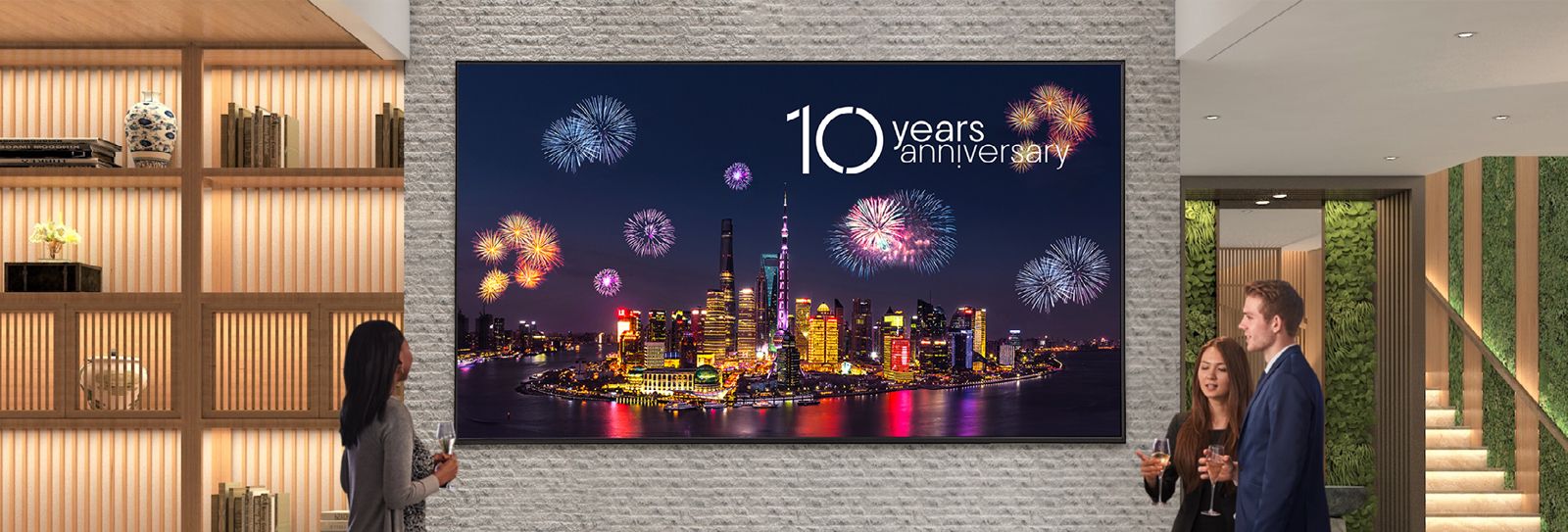 تتميز صالة الشركة بوجود شاشة UH7N-M كبيرة الحجم مثبتة على الحائط. تعرض الشاشة الكبيرة الصور بوضوح، مما يجذب انتباه الناس بسهولة.