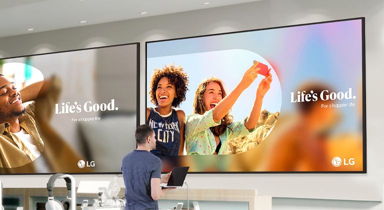 يتم تثبيت شاشتين كبيرتين من شاشات UH7N-M على جدار متجر الاتصالات. تتميز شاشة UH7N-M بسطوع عالٍ، مما يجعلها مرئية بوضوح حتى تحت الإضاءة الساطعة للمتجر.