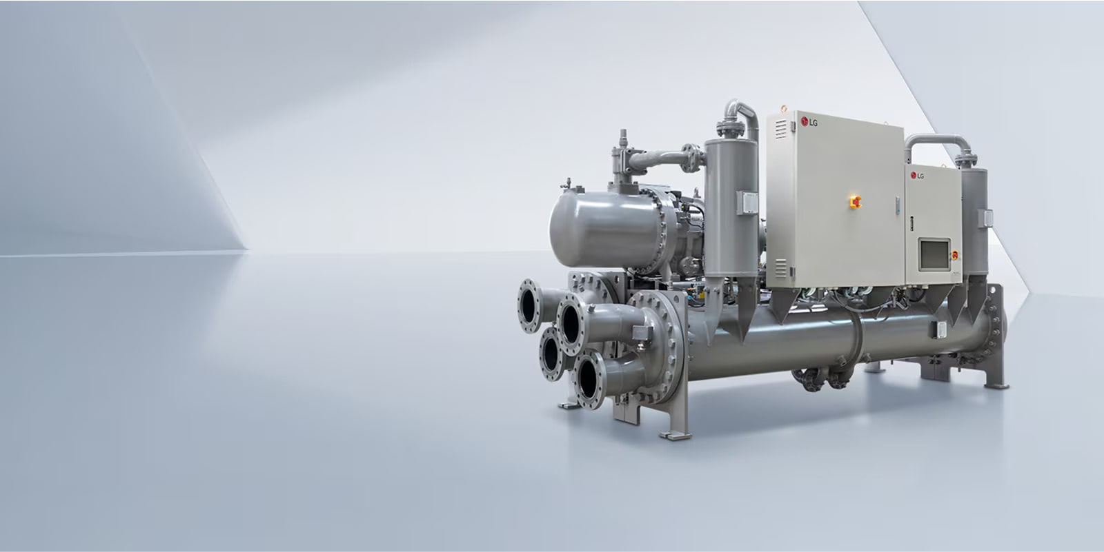 مبرد LG Ice Thermal Storage Screw Chiller موضوع في مساحة افتراضية رمادية فاتحة.