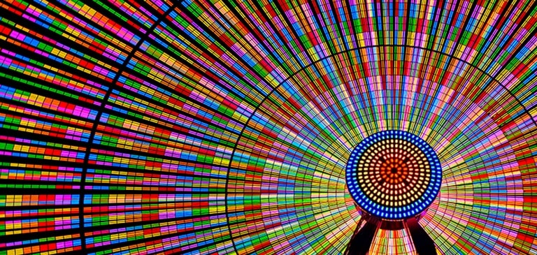 تتألق عجلة Ferris بألوان زاهية نابضة بالحياة.