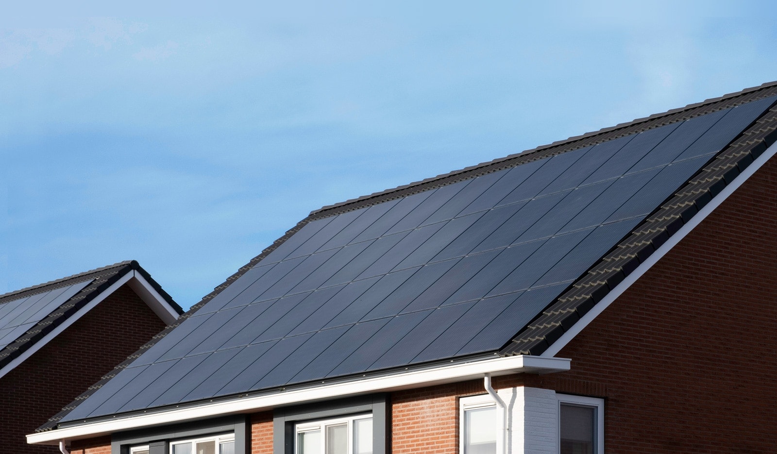 صورة لخلية NeON H من إل جي سوداء اللون على السطح