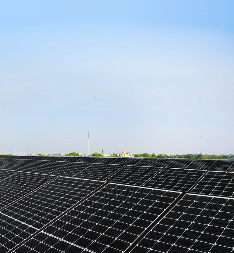 صورة لخلية NeON H من إل جي سوداء اللون على السطح