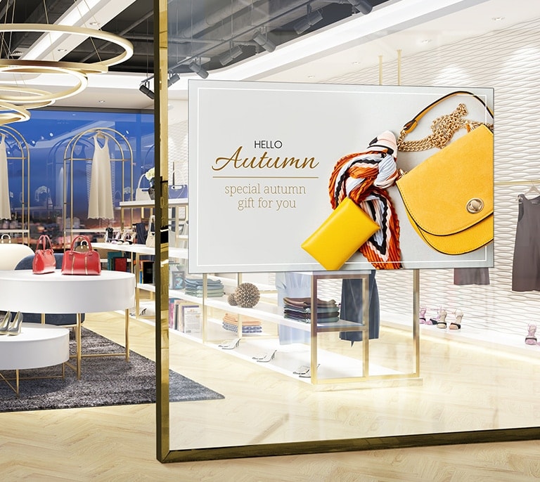 يتم تثبيت شاشة تروج لمنتج جديد في نافذة المتجر.