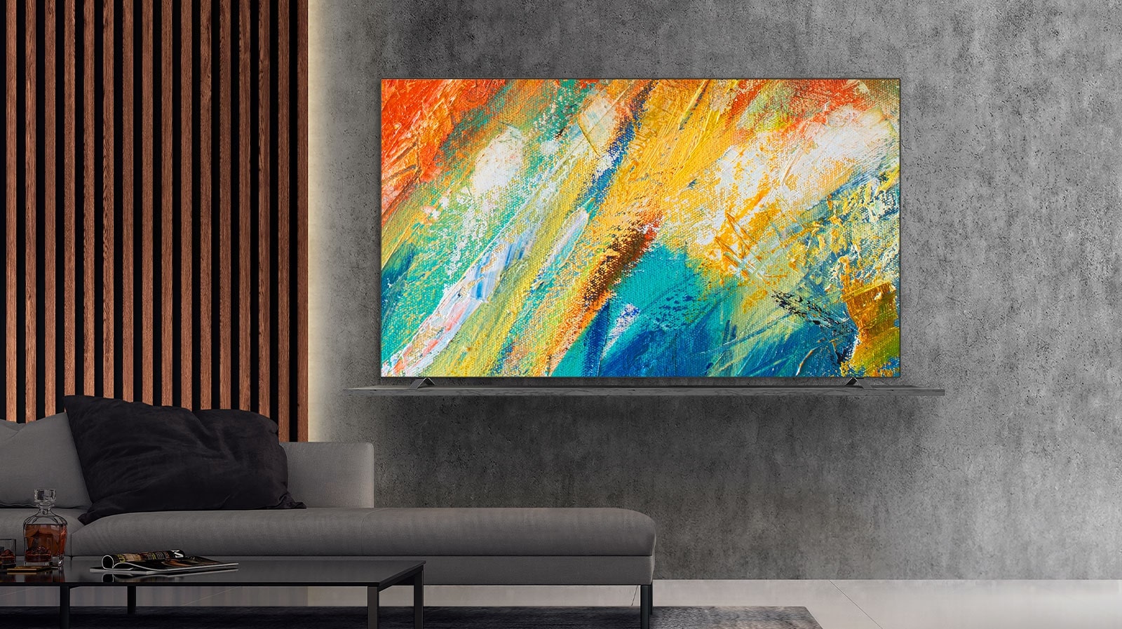 تلفزيون داخل إطار على رف حائط في فندق، وتعرض شاشة التلفزيون لوحات فنية.