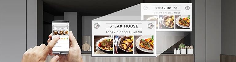 بإمكان مالك المتجر ببساطة استخدام هاتفًا محمولًا لإنشاء محتويات القائمة على اللوحة.