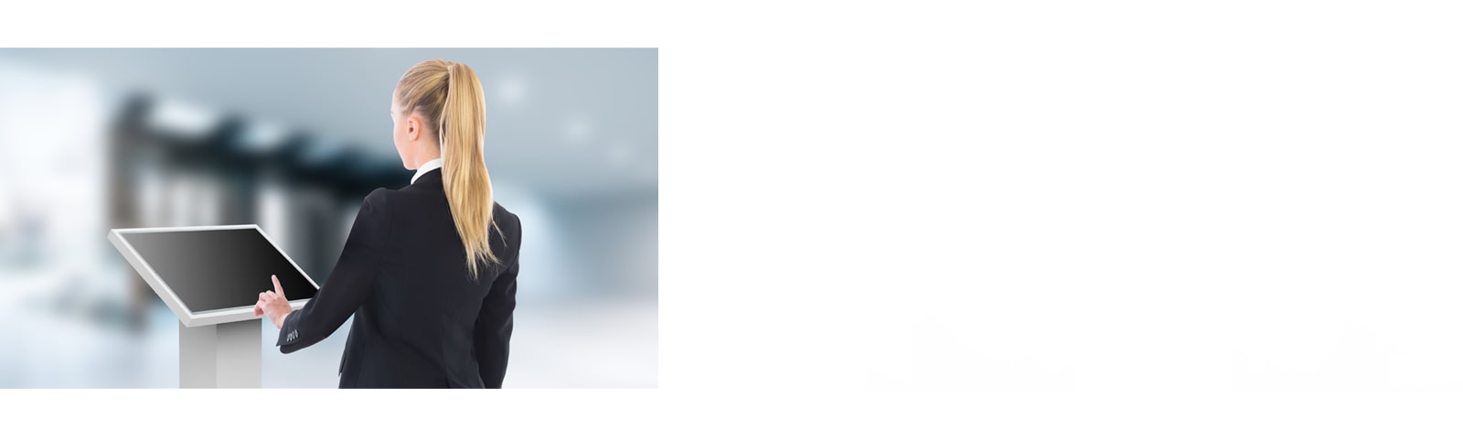 امرأة تلمس جهاز TNF3K المثبت في الأسفل. يتم تثبيت TNF3K بشكل مائل تجاه المرأة حتى تتمكن من رؤية محتوى العرض جيدًا.