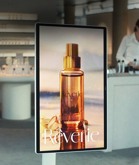 يتم تشغيل إعلان منتج على شاشة LG Smart Monitor Swing في متجر متعدد الأقسام.	