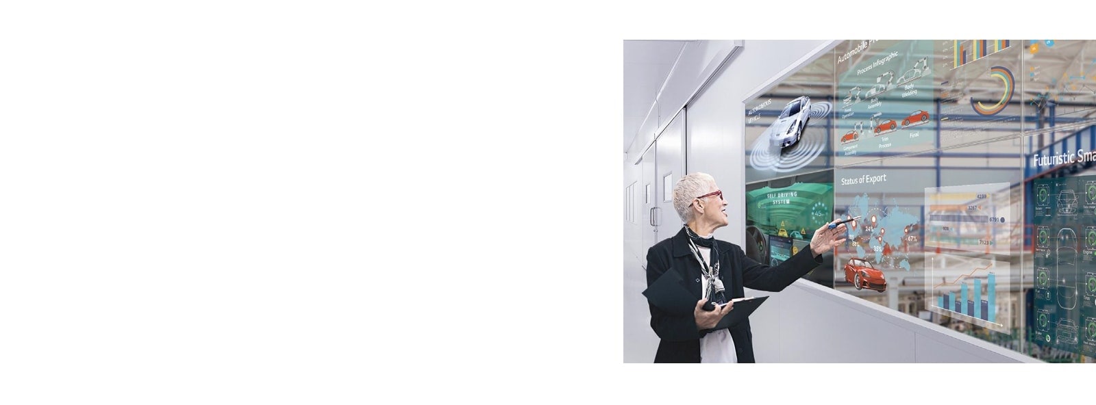 تراجع امرأة عملها بالنظر إليه على شاشات OLED الشفافة المُركَّبة على نوافذ المكتب.