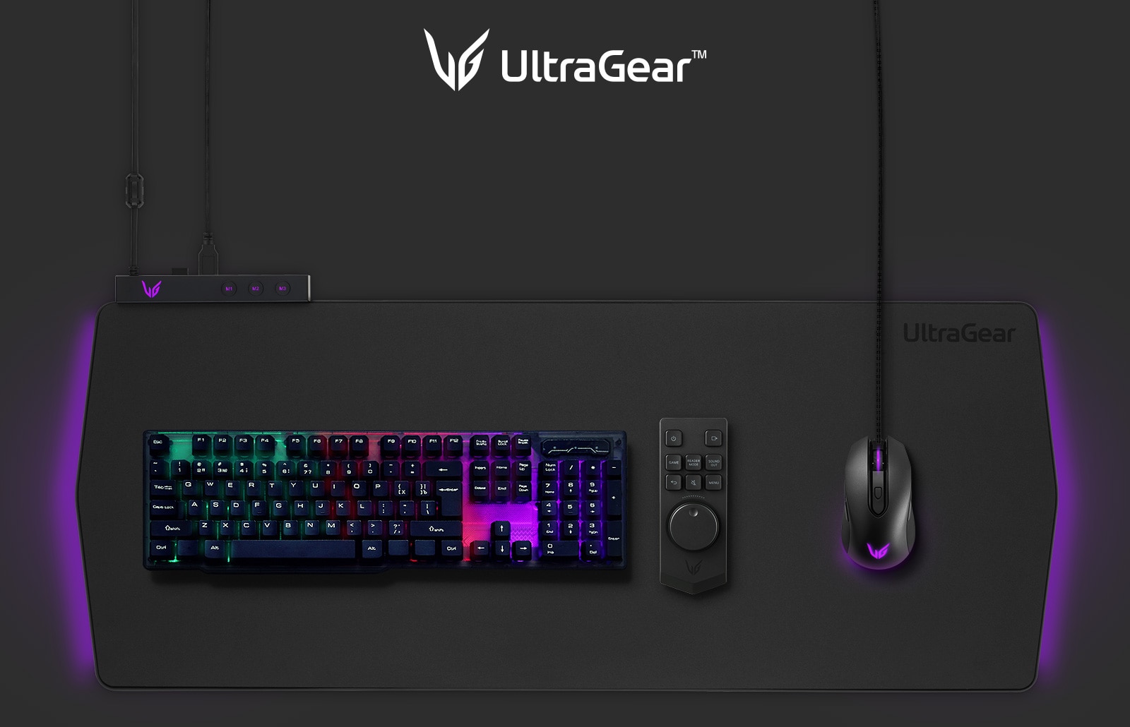 لوحة مفاتيح UGP90HB-B-Keyboard، وماوس ووحدة تحكم عن بُعد فوق وسادة الألعاب UltraGear™‎.