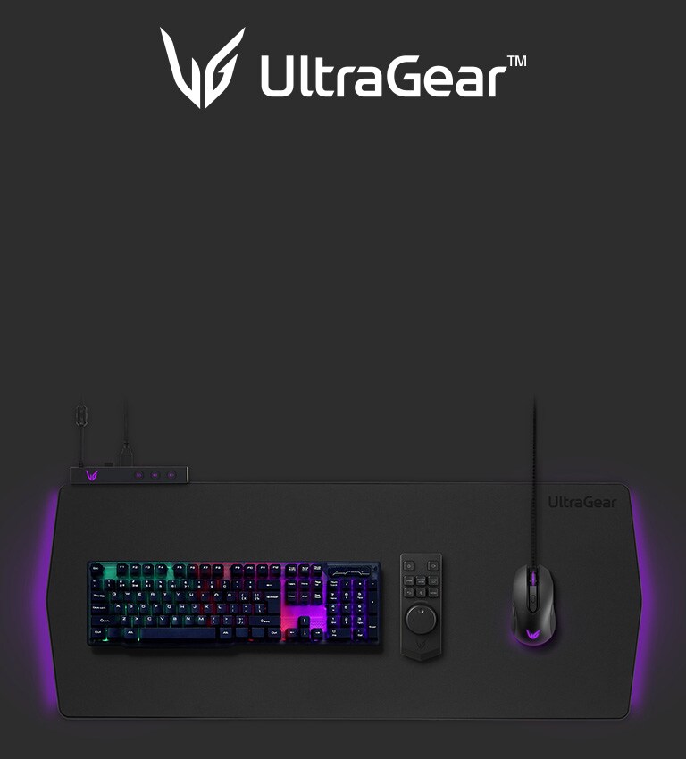 لوحة مفاتيح UGP90HB-B-Keyboard، وماوس ووحدة تحكم عن بُعد فوق وسادة الألعاب UltraGear™‎.
