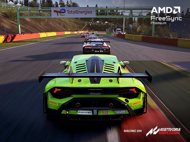 تُظهر لقطة من لعبة سباق عالية السرعة سيارة رياضية خضراء تطارد منافسيها على مضمار السباق، مما يسلط الضوء على تجربة لعب سلسة وخالية من التقطعات بفضل تقنيتي NVIDIA G-SYNC وAMD FreeSync Premium.