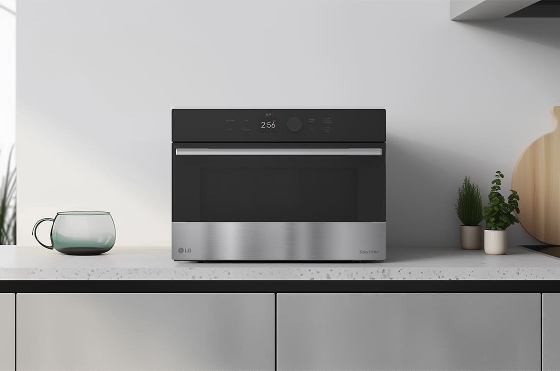 LG فرن ميكروويف شامل SolarDOM™ سعة 38 لتر مع وضع القلي الهوائي و تسخين مزدوج, تم وضع SolarDOM™ على طاولة مطبخ حديثة مع ديكور بسيط في الخلفية., MA3885SPS, thumbnail 13