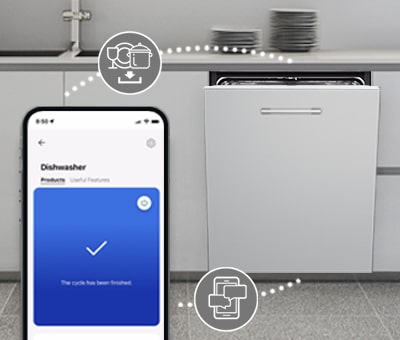 المطبخ من الداخل مع غسالة أطباق مدمجة مفتوحة جزئياً وتطبيق LG ThinQ™ يعرض إشعار اكتمال الدورة.