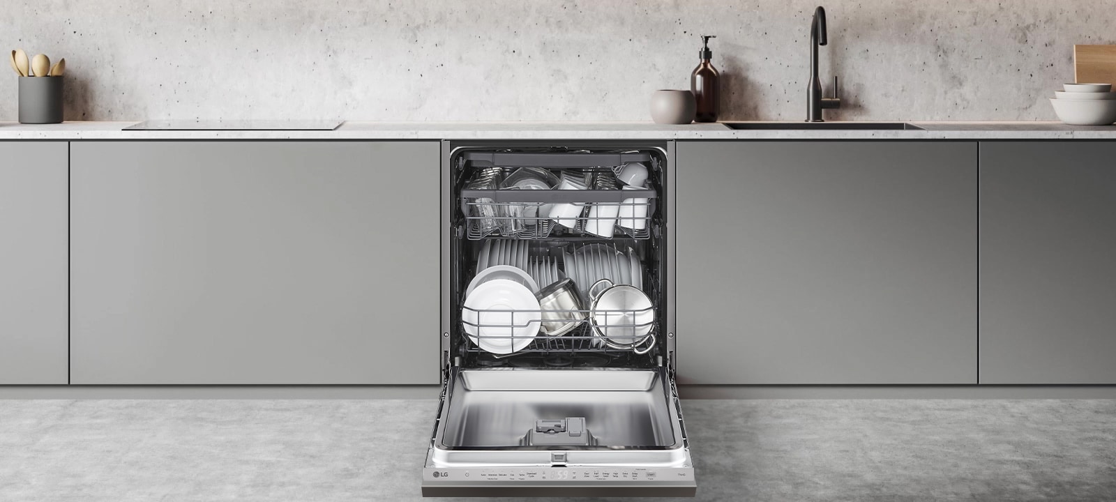 يرفع الشخص رف غسالة الأطباق لإضافة مساحة أكبر تحتها، ثم يخزن المقالي على الرف السفلي.