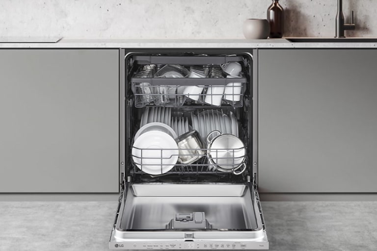 يرفع الشخص رف غسالة الأطباق لإضافة مساحة أكبر تحتها، ثم يخزن المقالي على الرف السفلي.