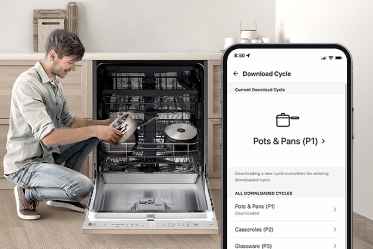 رجل يحمل وعاءً بجانب غسالة أطباق بينما يعرض الهاتف الذكي دورة الأواني على التطبيق ThinQ™. 