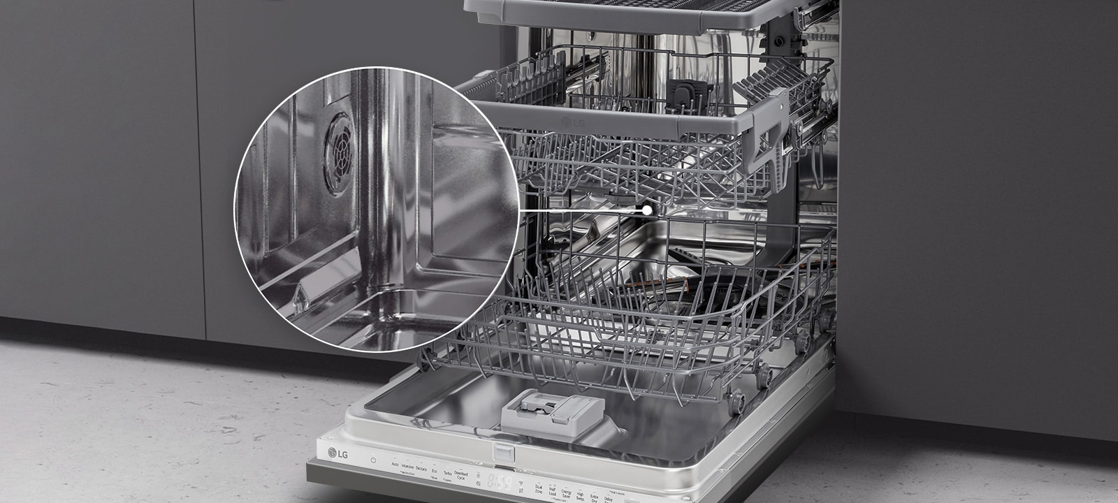 غسالة صحون مدمجة مفتوحة من LG في المطبخ، وتظهر من الداخل مصنوعة بالكامل من الفولاذ المقاوم للصدأ.