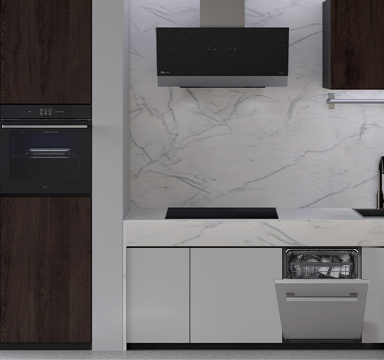 مطبخ مزود بغسالة أطباق مدمجة وفرن وشفاط وموقد حثي من LG.