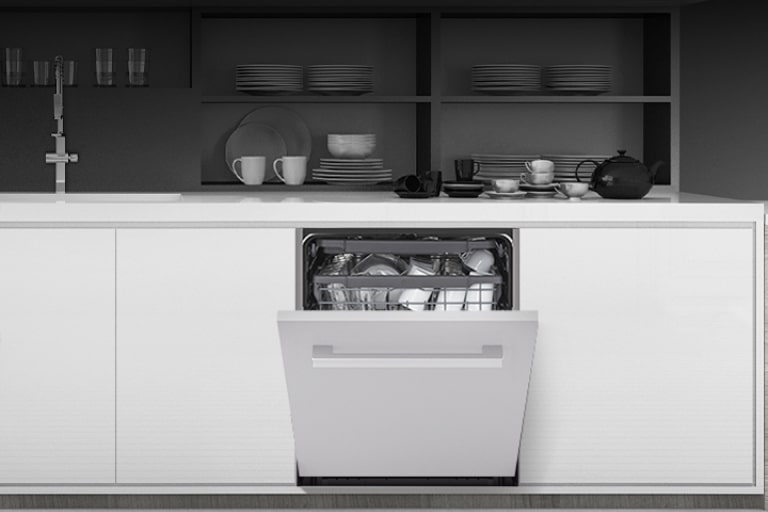 منظر عام لمطبخ حديث يتميز بغسالة صحون مدمجة من LG مثبتة بسلاسة تحت المنضدة.