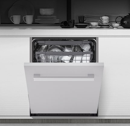 منظر عام لمطبخ حديث يتميز بغسالة صحون مدمجة من LG مثبتة بسلاسة تحت المنضدة.