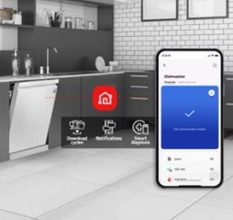 المطبخ من الداخل مع غسالة أطباق المستقلة مفتوحة جزئيًا وتطبيق LG ThinQ® يعرض إشعار اكتمال الدورة.
