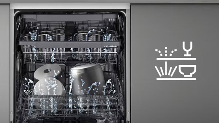 شاهد التصميم الداخلي لغسالة الأطباق القائمة بذاتها من LG، حيث يتم تنظيف الرف العلوي برفق للأطباق الرقيقة، بينما يتولى الرف السفلي مهمة الغسل القوي للأواني الأكثر اتساخًا.