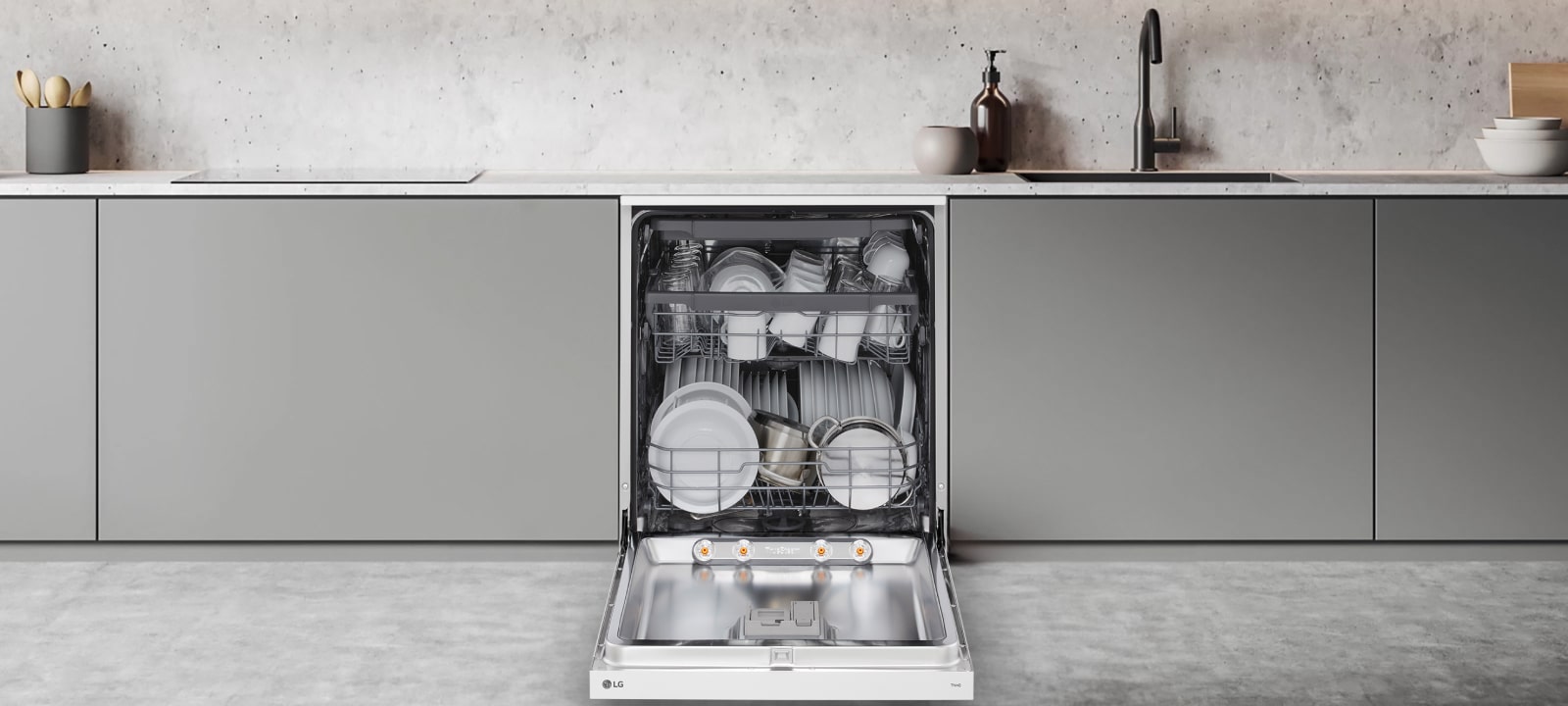 تعرف على كيفية ضبط رفوف غسالة الأطباق القائمة بذاتها من LG لتتلاءم مع كل شيء، من الأطباق الصغيرة إلى الأواني الكبيرة، مما يجعل تنظيم الأطباق سهلاً وفعالاً.