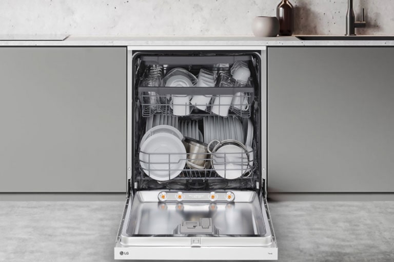 تعرف على كيفية ضبط رفوف غسالة الأطباق القائمة بذاتها من LG لتتلاءم مع كل شيء، من الأطباق الصغيرة إلى الأواني الكبيرة، مما يجعل تنظيم الأطباق سهلاً وفعالاً.