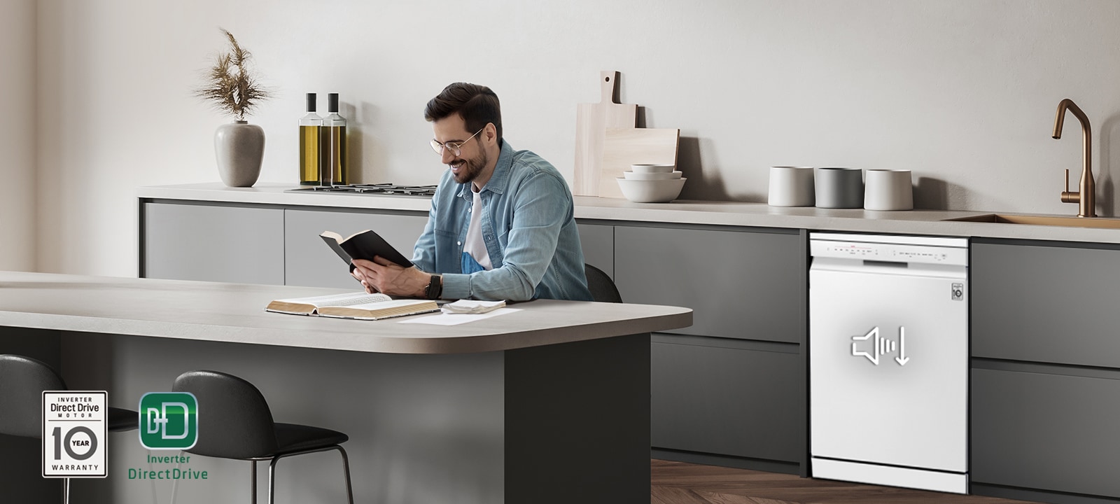 رجل يحمل طفله في المطبخ بينما تعمل غسالة الأطباق المستقلة من LG بهدوء.