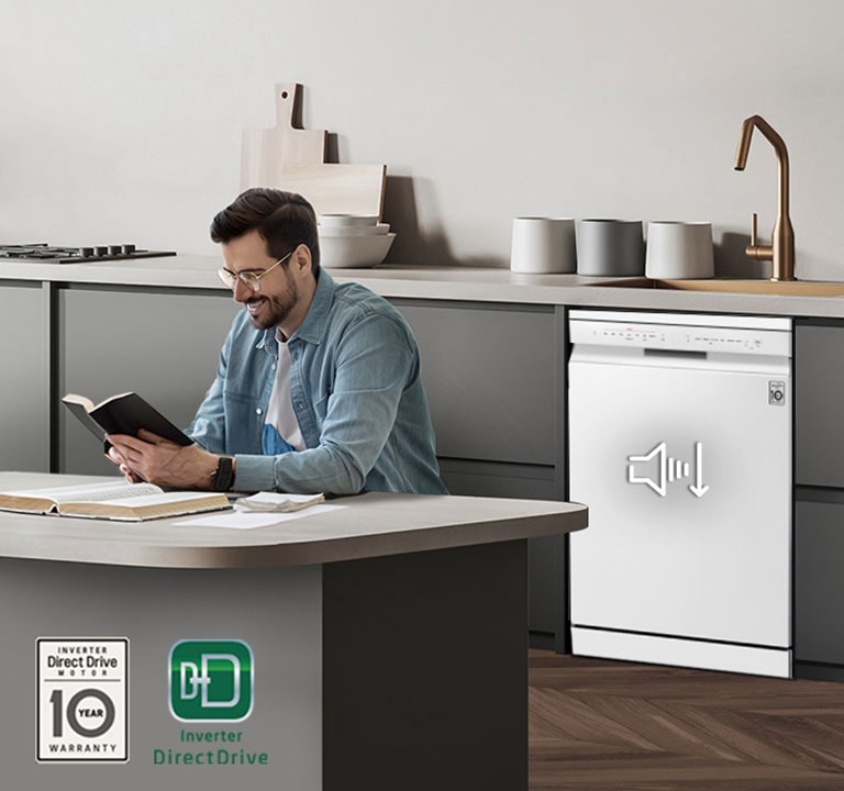 رجل يحمل طفله في المطبخ بينما تعمل غسالة الأطباق المستقلة من LG بهدوء.