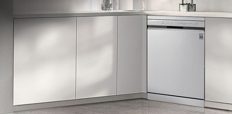 منظر عام لمطبخ حديث يتميز بغسالة أطباق مستقلة من LG مثبتة بسلاسة تحت المنضدة.