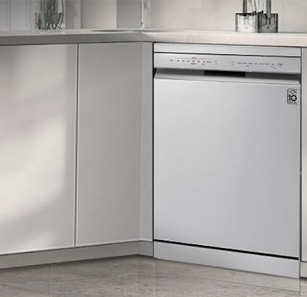 منظر عام لمطبخ حديث يتميز بغسالة أطباق مستقلة من LG مثبتة بسلاسة تحت المنضدة.