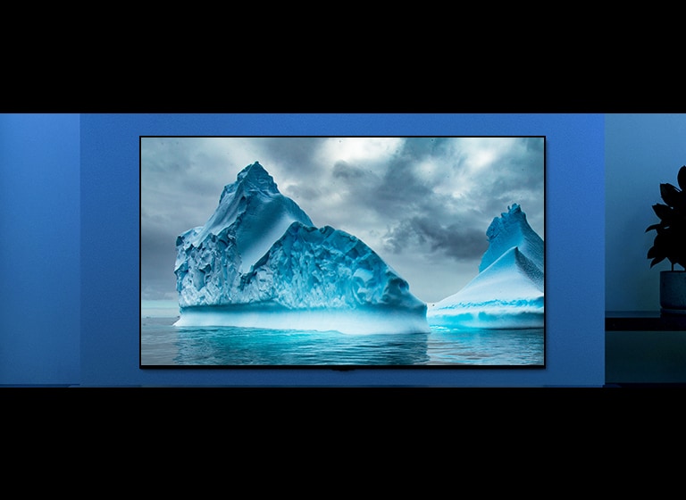 يُظهر الفيديو لقطة مقربة لصورة جبل جليدي، وهناك تأثير مرئي لدائرة زرقاء تعمل على صورة جبل جليدي.  يتغير المشهد ليعرض تلفزيونًا معلقًا في غرفة المعيشة بإضاءة وخلفية ذات لون أزرق.  يظهر جبل جليدي شاسع على شاشة التلفزيون. 