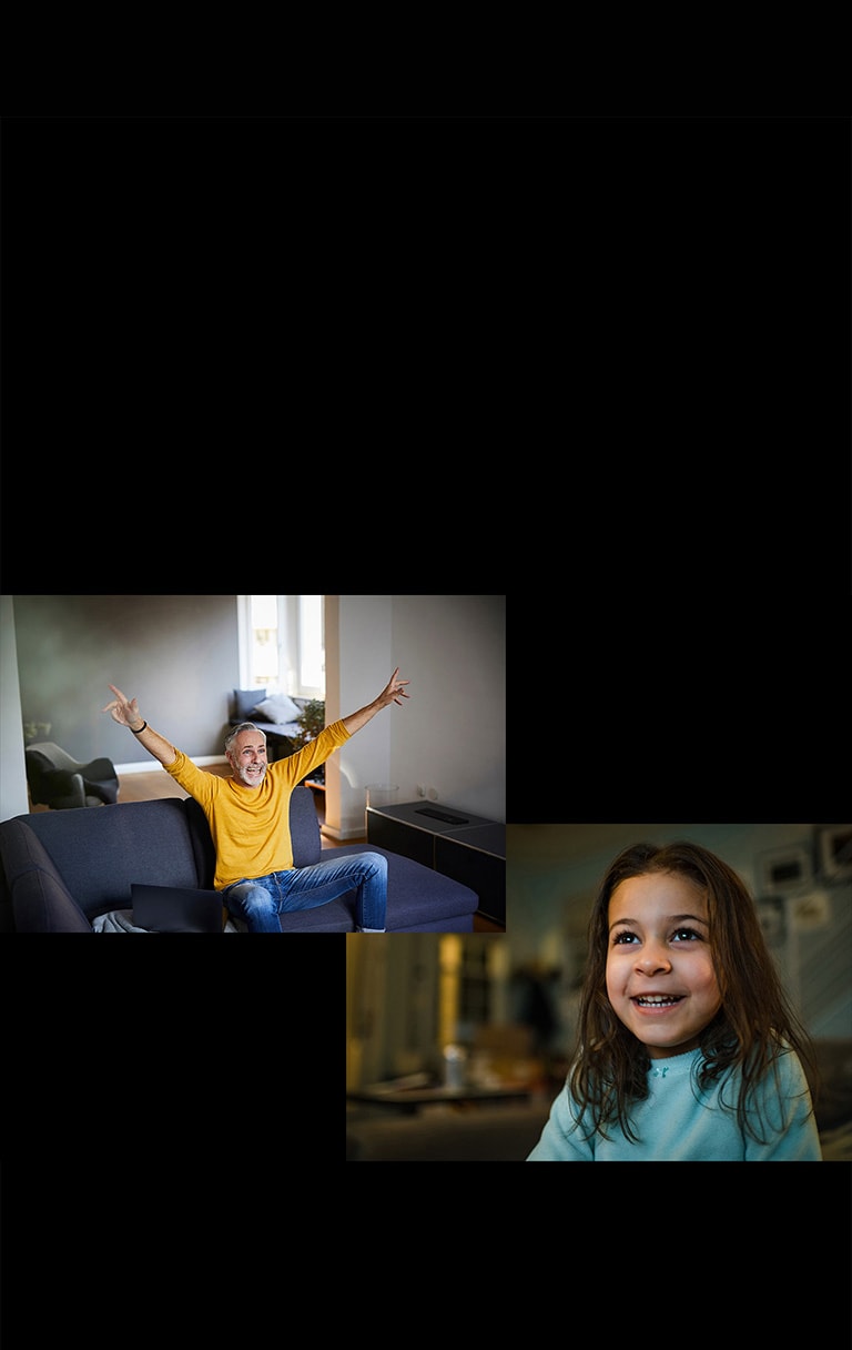 جَد جالس على أريكة في غرفة المعيشة يشاهد شيئًا ما بسعادة في الصورة الموجودة أعلى الزاوية اليسرى. فتاة تشاهد شيئًا ما بسعادة بالغة.