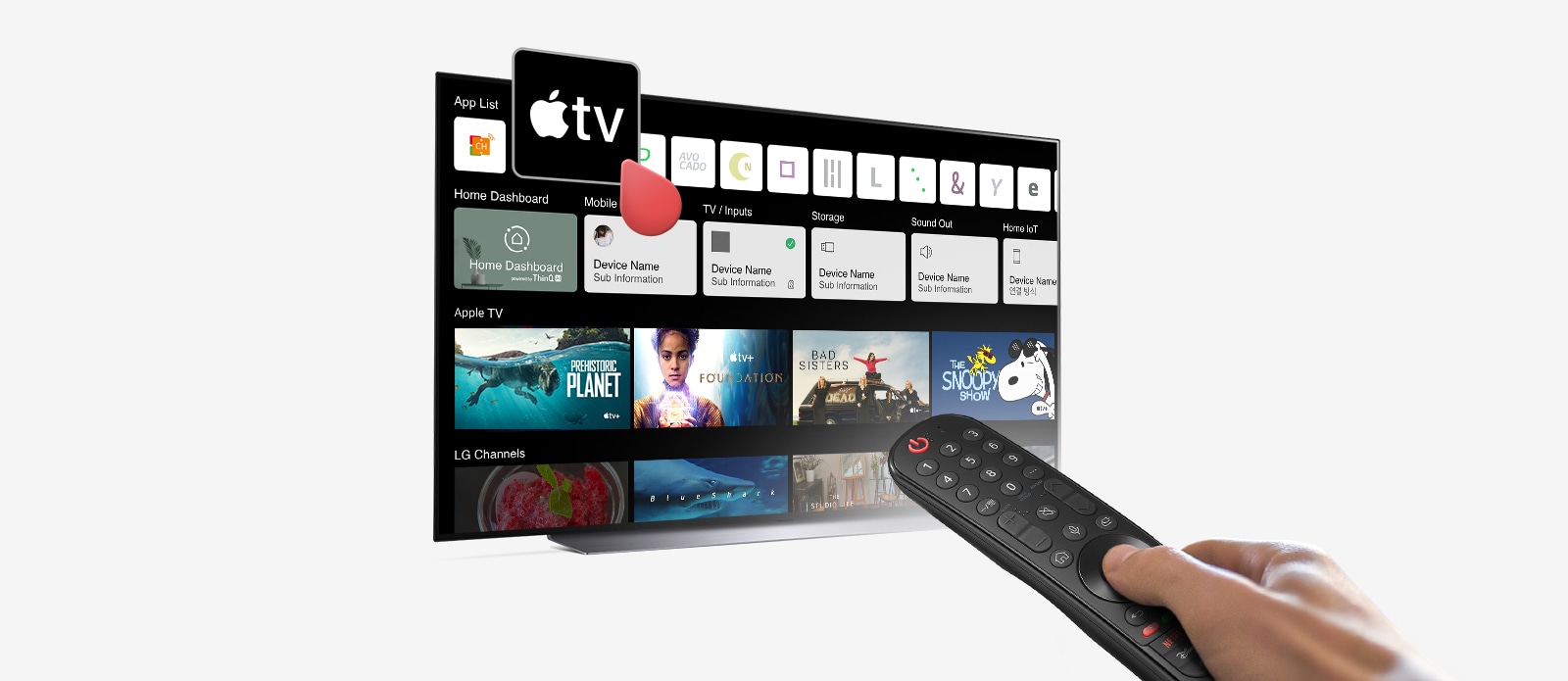 صورة لنظام webOS على شاشة جهاز تلفزيون LG الذكي وهناك يد تحمل جهاز التحكّم عن بُعد LG Magic Remote وتستخدمه للوصول إلى ‎Apple TV+‎