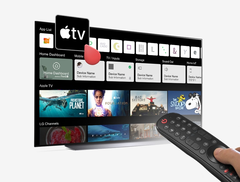 صورة لنظام webOS على شاشة جهاز تلفزيون LG الذكي وهناك يد تحمل جهاز التحكّم عن بُعد LG Magic Remote وتستخدمه للوصول إلى ‎Apple TV+‎