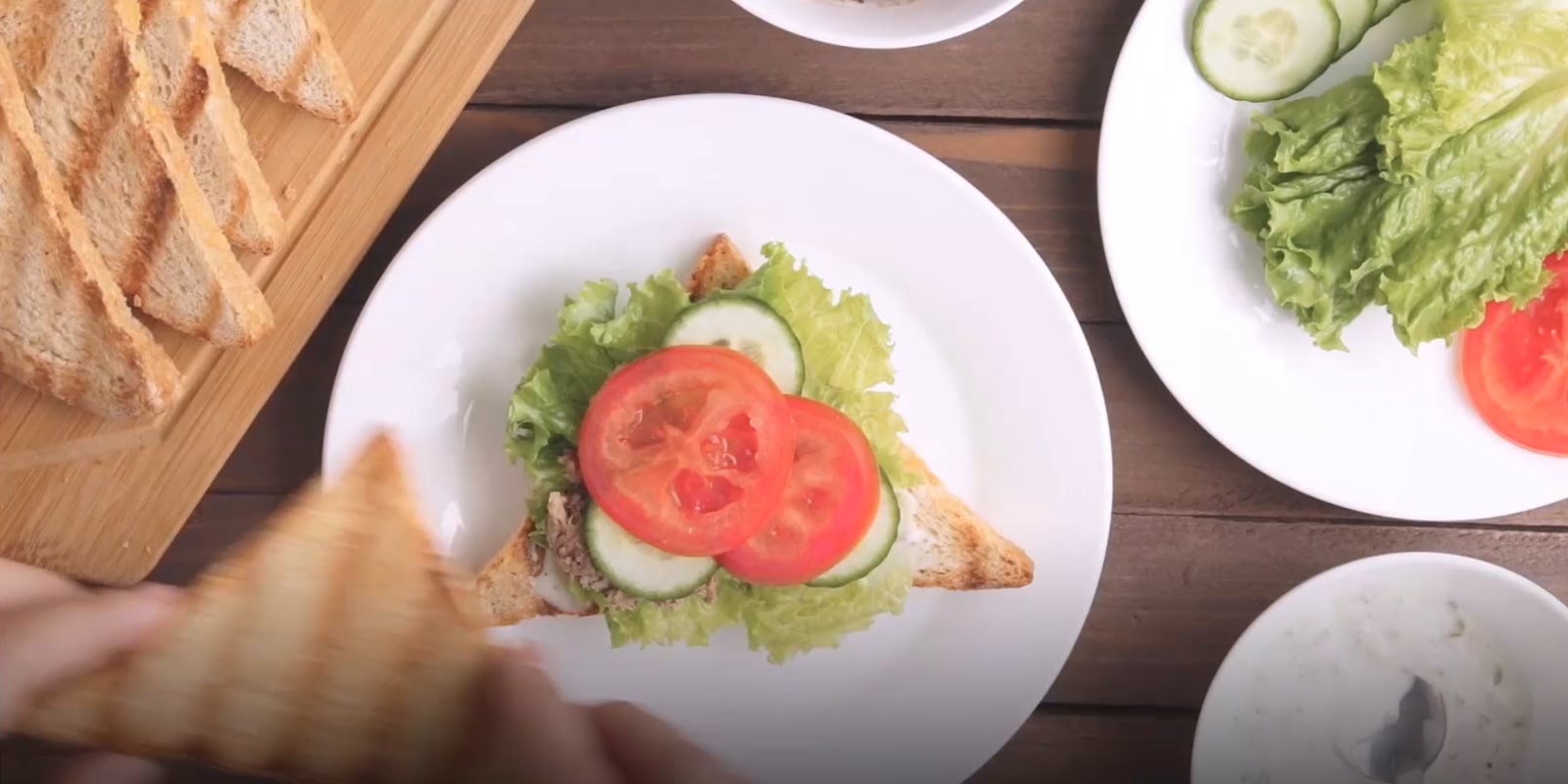 العائلة تُعِدُّ الطعام بأطباق نظيفة وتستمتع بذلك