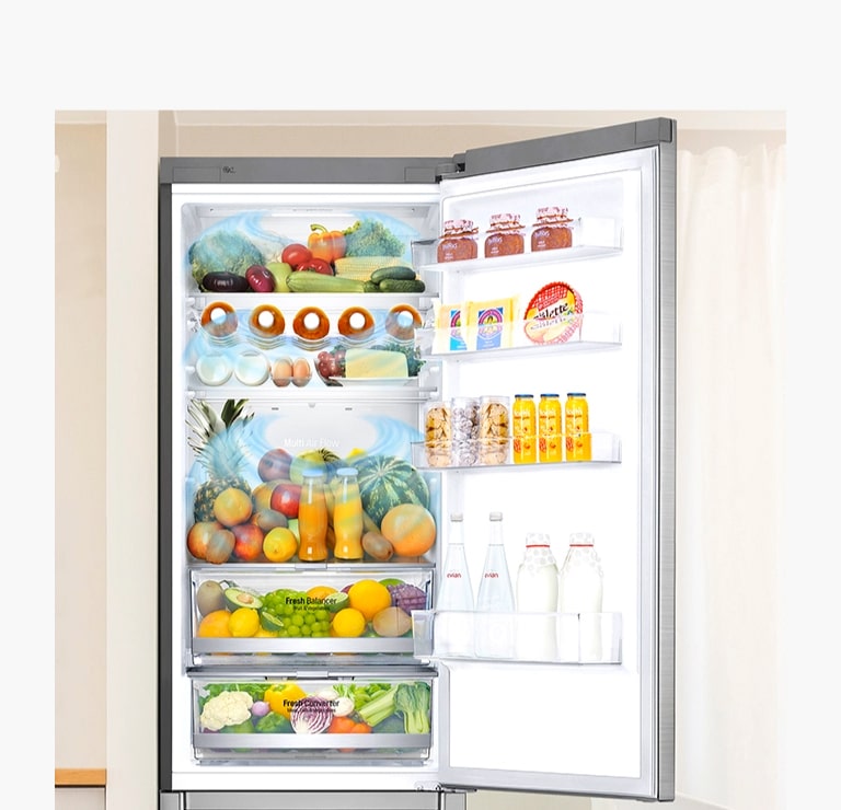 صورة توضح المظهر الأمامي لثلاجة ذات باب مفتوح يظهر بها مجموعة متنوعة من الأطعمة والمشروبات المبردة