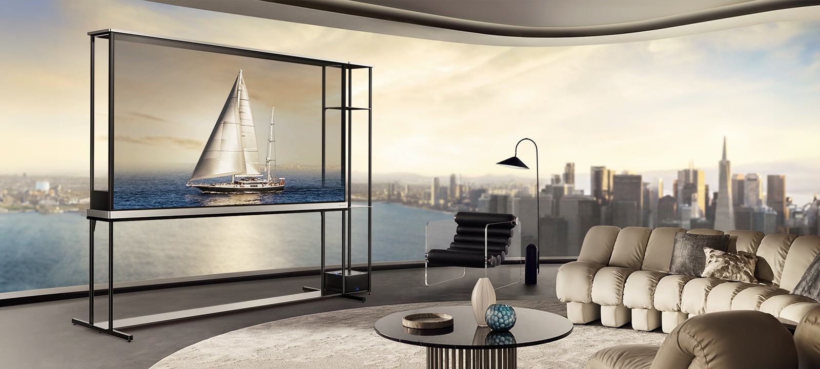 تلفزيون LG OLED T4 في شقة فارهة. تطل النوافذ على أفق المدينة والمحيط. يتميز تلفزيون LG OLED T4 بوضع شفاف يعرض صورة يخت. بسبب وضع التلفزيون وشفافية الشاشة، يبدو اليخت وكأنه يطفو على المحيط بالخارج.
