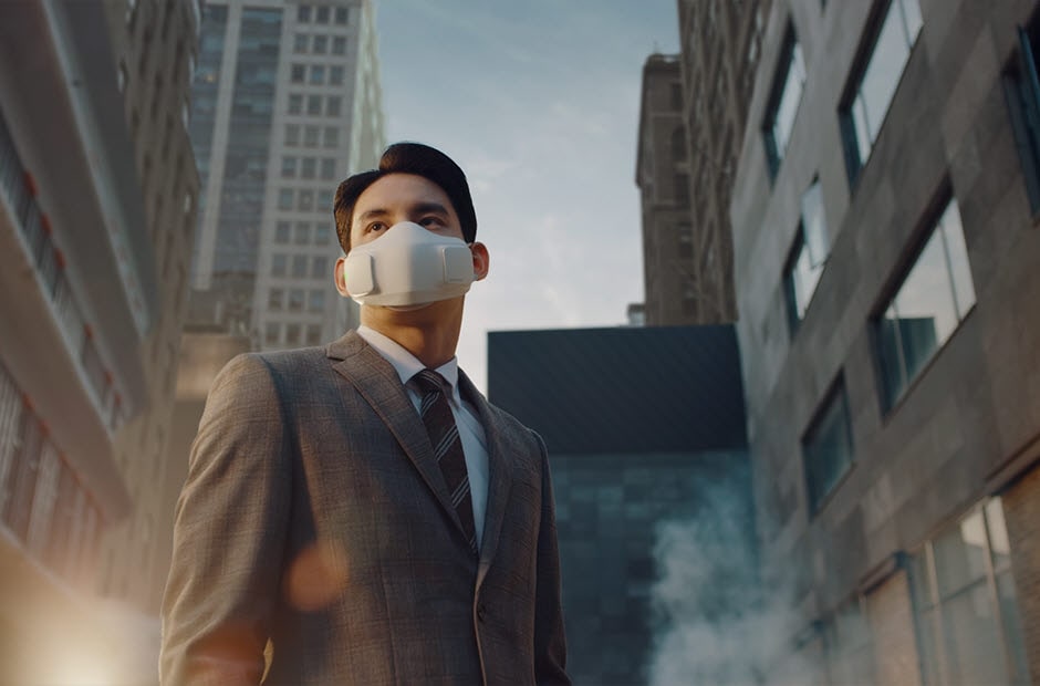 يبدأ الفيديو بمدينة تحت الضباب الدخاني، ثم يركز على طريق من الأعلى حيث تسير السيارات في دائرة ولكن تسير ببطئ.  تُظهر اللقطة التالية امرأة تأخذ شهيقًا كبيرًا من خلال قناع، ويمكن سماع الشهيق والزفير خلال اللقطات القليلة التالية التي تظهر قطار مترو أنفاق يمر، وأشخاصًا في فصل يوجا يتنفسون، وأشخاصًا في مصعد يستنشقون.  مع خلفية سوداء، تظهر في المنتصف عبارة "أسهل مثل التنفس؟"، ثم تختفي، وتظهر عبارة "الآن يمكن أن يكون".  تفتح أبواب المصعد ويقف الرجل الذي يرتدي جهاز تنقية الهواء القابل للارتداء LG PuriCare في المقدمة، مع أشخاص يرتدون أقنعة قماشية عادية خلفه.  ينقر على جانب قناعه لتشغيل المرشحات وتقوم الكاميرا بالتكبير داخل المرشح لرؤية الفم يتنفس بشكل مريح بداخله.  يتحول الفيديو إلى ضوء توقف يتحول من الأحمر إلى الأخضر ثم تبدأ حركة المرور في الشارع بالتسارع مرة أخرى من بطيئة إلى سريعة.  طائرة تقلع في السماء، وغروب الشمس، وقطار الأنفاق يسير مسرعاً.  تستدير امرأة ترتدي قناع PuriCare في الشوارع لتنظر لأعلى، ثم تتحول إلى أمام امرأة في فصل يوجا ترتدي قناع PuriCare الموسع.  رجل يقف في الشارع بدون قناع يتنفس ويظهر قناع PuriCare حول وجهه.   بعد ذلك، تظهر خلفية بيضاء ثم عبارة "تقنية تتيح لك التنفس بسهولة".  أخيرًا، تختفي النصوص، ويظهر شعار جهاز تنقية الهواء القابل للارتداء LG PuriCare في نهاية الفيديو. 