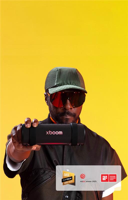 will.i.am يرتدي زيًا أسود ويمسك جهاز xboom Grab للأمام